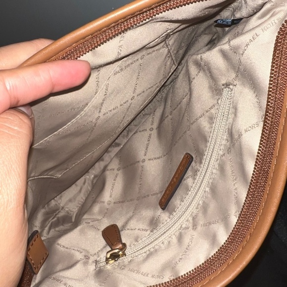 Michael kors crossbody bag preloved - Picture 7 of 9